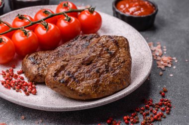 Yemek, ızgara biftek, öğle yemeği için kızarmış et. Tasarımınız için yemek olarak ızgara biftek..