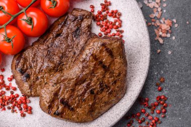 Yemek, ızgara biftek, öğle yemeği için kızarmış et. Tasarımınız için yemek olarak ızgara biftek..