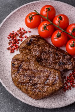 Yemek, ızgara biftek, öğle yemeği için kızarmış et. Tasarımınız için yemek olarak ızgara biftek..