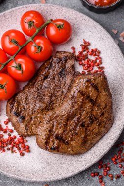 Yemek, ızgara biftek, öğle yemeği için kızarmış et. Tasarımınız için yemek olarak ızgara biftek..