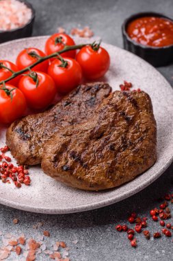 Yemek, ızgara biftek, öğle yemeği için kızarmış et. Tasarımınız için yemek olarak ızgara biftek..