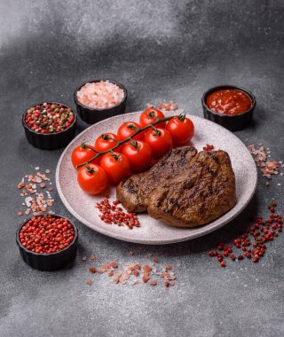 Yemek, ızgara biftek, öğle yemeği için kızarmış et. Tasarımınız için yemek olarak ızgara biftek..