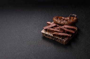 Yemek, ızgara biftek, öğle yemeği için kızarmış et. Tasarımınız için yemek olarak ızgara biftek..