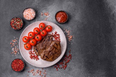 Yemek, ızgara biftek, öğle yemeği için kızarmış et. Tasarımınız için yemek olarak ızgara biftek..