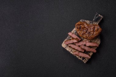 Yemek, ızgara biftek, öğle yemeği için kızarmış et. Tasarımınız için yemek olarak ızgara biftek..