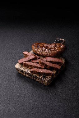 Yemek, ızgara biftek, öğle yemeği için kızarmış et. Tasarımınız için yemek olarak ızgara biftek..