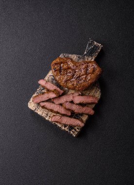 Yemek, ızgara biftek, öğle yemeği için kızarmış et. Tasarımınız için yemek olarak ızgara biftek..