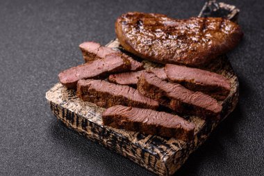 Yemek, ızgara biftek, öğle yemeği için kızarmış et. Tasarımınız için yemek olarak ızgara biftek..