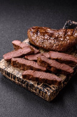 Yemek, ızgara biftek, öğle yemeği için kızarmış et. Tasarımınız için yemek olarak ızgara biftek..