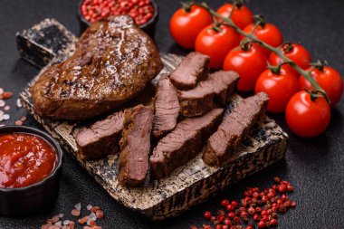 Yemek, ızgara biftek, öğle yemeği için kızarmış et. Tasarımınız için yemek olarak ızgara biftek..