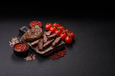 Yemek, ızgara biftek, öğle yemeği için kızarmış et. Tasarımınız için yemek olarak ızgara biftek..