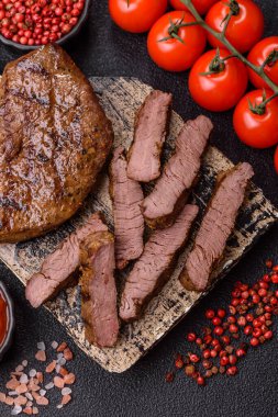 Yemek, ızgara biftek, öğle yemeği için kızarmış et. Tasarımınız için yemek olarak ızgara biftek..