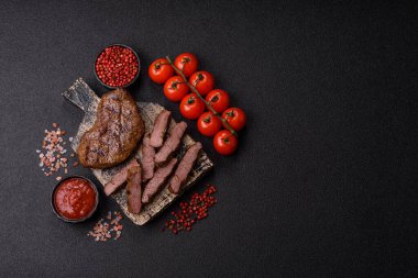 Yemek, ızgara biftek, öğle yemeği için kızarmış et. Tasarımınız için yemek olarak ızgara biftek..