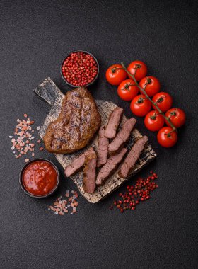 Yemek, ızgara biftek, öğle yemeği için kızarmış et. Tasarımınız için yemek olarak ızgara biftek..