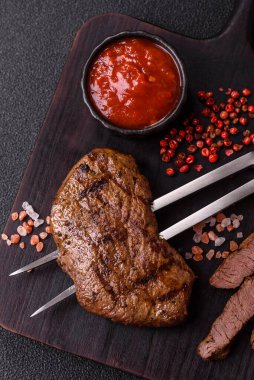 Yemek, ızgara biftek, öğle yemeği için kızarmış et. Tasarımınız için yemek olarak ızgara biftek..
