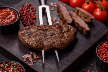 Yemek, ızgara biftek, öğle yemeği için kızarmış et. Tasarımınız için yemek olarak ızgara biftek..