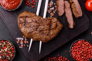 Yemek, ızgara biftek, öğle yemeği için kızarmış et. Tasarımınız için yemek olarak ızgara biftek..