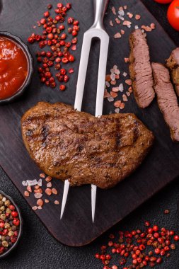 Yemek, ızgara biftek, öğle yemeği için kızarmış et. Tasarımınız için yemek olarak ızgara biftek..