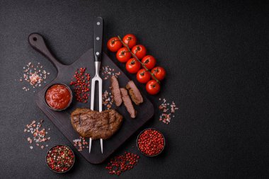 Yemek, ızgara biftek, öğle yemeği için kızarmış et. Tasarımınız için yemek olarak ızgara biftek..