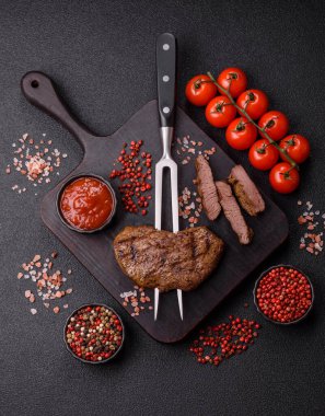 Yemek, ızgara biftek, öğle yemeği için kızarmış et. Tasarımınız için yemek olarak ızgara biftek..