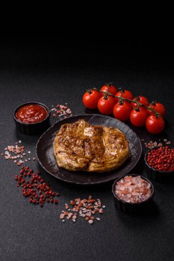 Yemek, ızgara biftek, öğle yemeği için kızarmış et. Tasarımın için ızgara domuz bifteği.