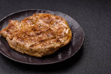 Yemek, ızgara biftek, öğle yemeği için kızarmış et. Tasarımın için ızgara domuz bifteği.