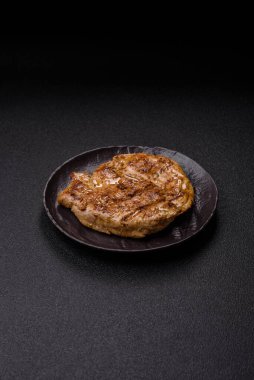 Yemek, ızgara biftek, öğle yemeği için kızarmış et. Tasarımın için ızgara domuz bifteği.