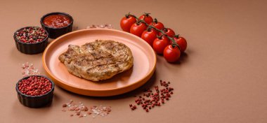 Yemek, ızgara biftek, öğle yemeği için kızarmış et. Tasarımın için ızgara domuz bifteği.