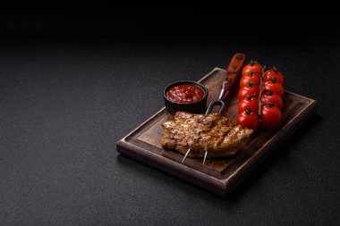 Yemek, ızgara biftek, öğle yemeği için kızarmış et. Tasarımın için ızgara domuz bifteği.