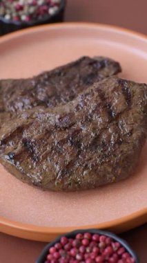 Yemek, ızgara biftek, öğle yemeği için kızarmış et. Tasarımınız için yemek olarak ızgara biftek..