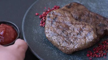 Yemek, ızgara biftek, öğle yemeği için kızarmış et. Tasarımınız için yemek olarak ızgara biftek..