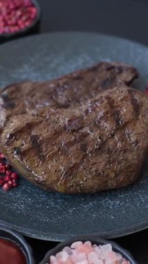 Yemek, ızgara biftek, öğle yemeği için kızarmış et. Tasarımınız için yemek olarak ızgara biftek..