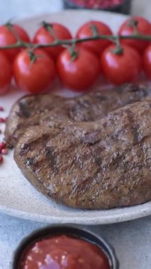 Yemek, ızgara biftek, öğle yemeği için kızarmış et. Tasarımınız için yemek olarak ızgara biftek..