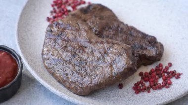 Yemek, ızgara biftek, öğle yemeği için kızarmış et. Tasarımınız için yemek olarak ızgara biftek..