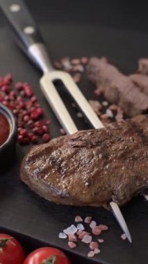 Yemek, ızgara biftek, öğle yemeği için kızarmış et. Tasarımınız için yemek olarak ızgara biftek..