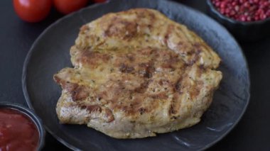 Yemek, ızgara biftek, öğle yemeği için kızarmış et. Tasarımın için ızgara domuz bifteği.