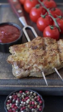 Yemek, ızgara biftek, öğle yemeği için kızarmış et. Tasarımın için ızgara domuz bifteği.