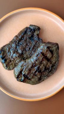 Yemek, ızgara biftek, öğle yemeği için kızarmış et. Tasarımınız için yemek olarak ızgara biftek..