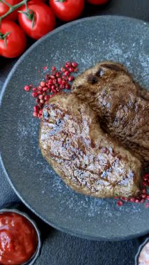 Yemek, ızgara biftek, öğle yemeği için kızarmış et. Tasarımınız için yemek olarak ızgara biftek..