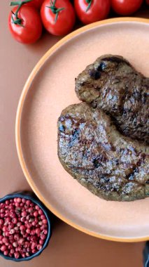 Yemek, ızgara biftek, öğle yemeği için kızarmış et. Tasarımınız için yemek olarak ızgara biftek..