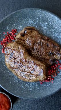 Yemek, ızgara biftek, öğle yemeği için kızarmış et. Tasarımınız için yemek olarak ızgara biftek..