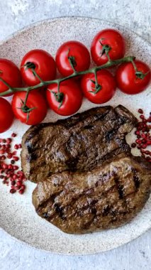 Yemek, ızgara biftek, öğle yemeği için kızarmış et. Tasarımınız için yemek olarak ızgara biftek..