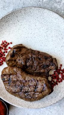 Yemek, ızgara biftek, öğle yemeği için kızarmış et. Tasarımınız için yemek olarak ızgara biftek..