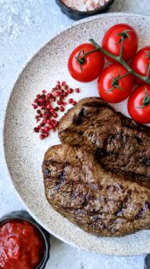 Yemek, ızgara biftek, öğle yemeği için kızarmış et. Tasarımınız için yemek olarak ızgara biftek..
