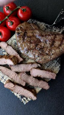 Yemek, ızgara biftek, öğle yemeği için kızarmış et. Tasarımınız için yemek olarak ızgara biftek..