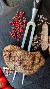 Yemek, ızgara biftek, öğle yemeği için kızarmış et. Tasarımınız için yemek olarak ızgara biftek..