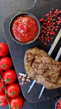 Yemek, ızgara biftek, öğle yemeği için kızarmış et. Tasarımınız için yemek olarak ızgara biftek..