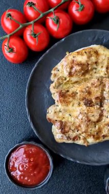 Yemek, ızgara biftek, öğle yemeği için kızarmış et. Tasarımın için ızgara domuz bifteği.