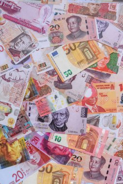 Para geçmişi, döviz kuru, farklı ülkelerden gelen kağıt banknotlar. Tasarımınız için finansal bir fon olarak para nakit para birimi