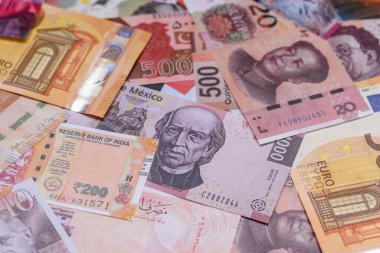 Para geçmişi, döviz kuru, farklı ülkelerden gelen kağıt banknotlar. Tasarımınız için finansal bir fon olarak para nakit para birimi